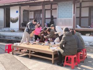 &apos;불타는 청춘&apos; 최성국, SNS서 출연진과 함께한 사진 공개…박선영과 러브라인 계속되나