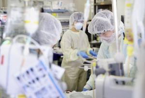 일본 의료붕괴 위기…코로나19 환자 122명 입원도 못하고 사망