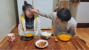 “식욕 떨어진다”…유튜버 다정한부부, 팥죽 이어 호박죽 먹방 공개