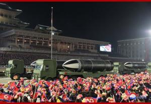 북한, 열병식서 &apos;북극성-5&apos;추정 신형SLBM 공개…ICBM 등장 안한 듯
