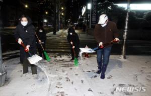 [날씨] 서울 눈 0.1㎝, 8천명 투입 주요도로 제설…"대중교통 이용권고"