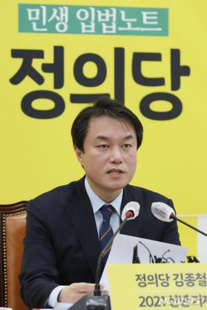 김종철 대표, 장혜영 의원에 부적절한 신체접촉, 가해 인정…정의당 패닉