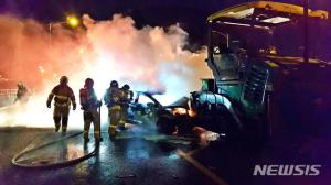 인천 시민들, 불타는 자동차에서 의식불명 4명 구해