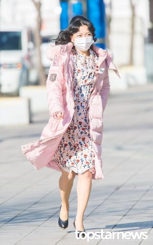 [HD포토] 요요미(YOYOMI), ‘핑크색 롱패딩 입고 사뿐사뿐’ (두시탈출 컬투쇼 출근길)