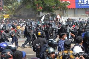 로이터 통신 "여성의 머리에 실탄이 박혀"…미얀마 반쿠데타 시위 유혈 진압하나