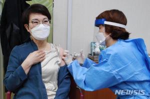 도봉구 코로나19 백신 첫 접종자 "접종하고 처음엔 울렁거려…15분 지나니 괜찮아"