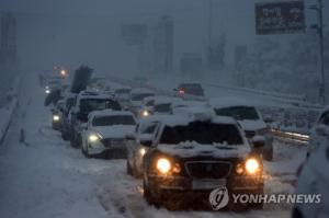 영동 폭설 대란, 춘천∼속초 8시간…눈폭탄에 사고 겹쳐 제설 지연