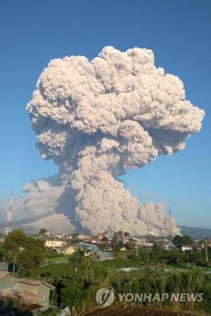인도네시아 시나붕 화산 분화…화산재 기둥 5㎞ 치솟아