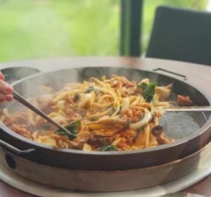 ‘생생정보-장사의신’ 춘천 ‘30년 전통 철판 닭갈비’ 맛집 위치는? “수요미식회 그 곳!”