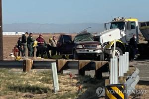 미국서 무려 27명 태운 SUV, 대형 트럭과 충돌해 최소 15명 사망