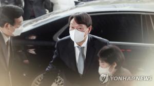 윤석열, 오늘 오후 2시 사퇴설 관련 직접 입장 발표…측근 "윤 총장이 금명간 사퇴할 것"