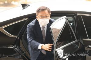 윤석열 사표 수리 때까지 휴가…중재 능력 뛰어난 조남관 차장 직무대행체제