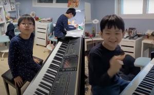 "벌써 피아노 치는 나이"…송일국 아들 삼둥이, 훌쩍 자란 근황 공개
