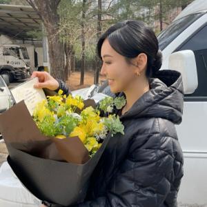 "원 없이 누워라"…김소연, 화이트데이 맞아 남편 이상우에게 받은 꽃다발 인증해 눈길