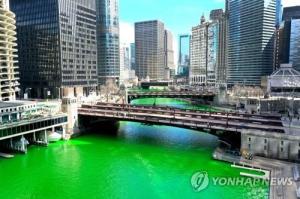 &apos;성 패트릭의 날&apos; 초록빛으로 물든 시카고강…코로나19 속 &apos;깜짝&apos; 진행