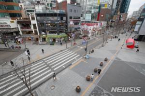 신촌 버스킹 공연 구경하는 여성 보며 음란행위한 지적장애 20대 남성에 벌금형