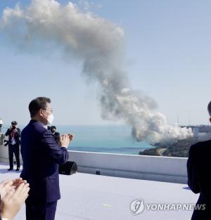 &apos;누리호 127초 불꽃&apos; 지켜본 문재인 대통령 "가슴 뛰었다…한국도 우주 지분 가져야"