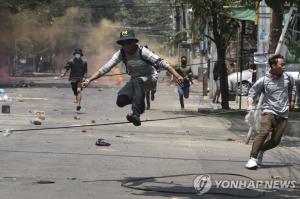 미얀마 시민들, 쿠데타 군부의 유혈진압에 사냥총 등 사제무기로 맞서…1일까지 543명 숨져