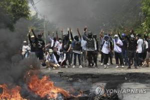 미얀마 시위대, 8명 사상에 격분해 미얀마군에 수류탄 투척해 4명 폭사…군부 발포에 항쟁 본격화