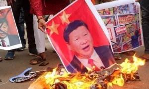 중국 국기·시진핑 사진 불태우는 미얀마 시민들…반중 감정 갈수록 악화