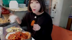 "처음 먹어보는 맛" 유튜버 쯔양, 영주 떡볶이 맛집 먹방