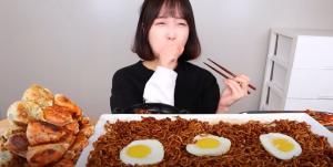 "배 부른 티가 안나"…유튜버 쯔양, 만두 40개+짜파게티 7봉 먹방