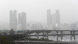 [내일 날씨] 곳곳 비·돌풍·우박에 전국 황사로 미세먼지 &apos;나쁨&apos;