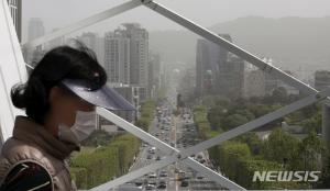 [오늘 날씨] "우산 챙기세요" 전국에 &apos;황사 비&apos;…천둥·번개에 우박도