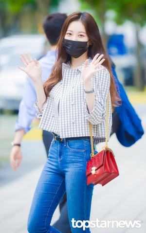 [HD포토] 걸스데이 유라, ‘율랜드 김아영 작가님’ (영스트리트 출근길)