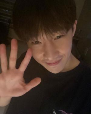 인피니트 성규, 소속사 옮긴 후 첫 SNS…"많이 기대해주세요"