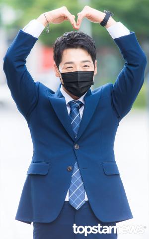 [HD포토] 박군(박준우), ‘사랑합니다~!’ (주영진의 뉴스브리핑 출근길)
