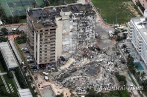 미국 마이애미 아파트 붕괴로 99명 실종…중간 부분 먼저 붕괴 후 오른쪽 부분도 이어 붕괴