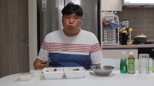 “조금의 정의가”…홍현희 시매부 천뚱, 핀셋 대신 집게? 치킨-맥주 먹방 공개