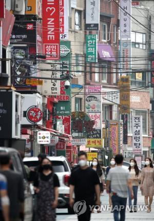 수도권 급확산세 속 오늘도 코로나19 확진자 700명대…비수도권만 새 사회적 거리두기