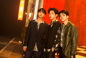 DAY6 &apos;Even of Day&apos;, 신곡 &apos;뚫고 지나가요&apos; MV 비하인드 컷 공개 3인 3색 훈훈한 비주얼 + 쇼윈도 뚫은 열연