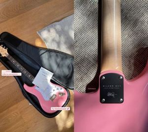 블랙핑크 로제, 존 메이어에게 선물 받은 &apos;전자 기타&apos; 가격대만 400만원대 