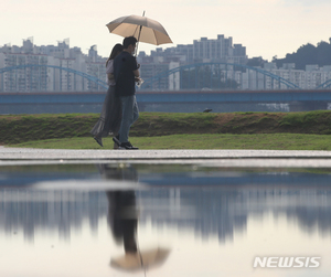 [내일 날씨] 토요일 곳곳 숨막히는 더위…일부 돌풍 동반 소나기