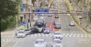 "너무 충격적…" 여수 한재사거리, 정면서 찍은 추돌 CCTV 영상