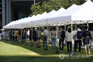 코로나19 신규확진자 1,318명, 일요일 또 최다기록…비수도권 첫 40%대