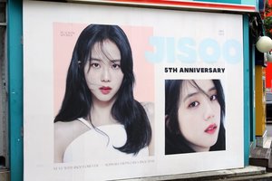 블랙핑크 지수 데뷔 5주년, 중국 팬베이스 “편의점 벽면광고” ​팬 서포트