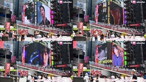 SF9 로운, 뉴욕 타임스퀘어 생일 광고…&apos;국보급 외모&apos;에 뉴요커 시선집중