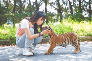 동물 덕후 아이돌 최예나, 첫 단독 MC로 웹 예능 나들이… 스튜디오 와플 &apos;예나는 동물탐정&apos; 론칭