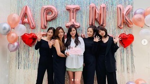 에이핑크, 윤보미 생일파티 인증샷…"왜 손나은은 없지?"