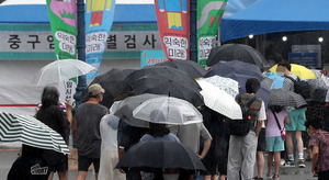 [내일 날씨] 비 내리는 광복절…일요일도 수도권 등 소나기