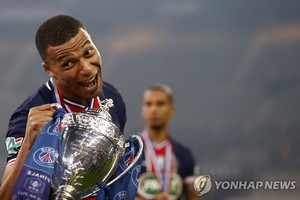 킬리안 음바페, &apos;메시 영입&apos; PSG 떠날까…나세르 알 켈라이피 회장에게 면담 요청