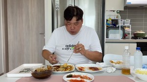 &apos;홍현희 시매부&apos; 천뚱, 유튜브에서 레토르트 식품 먹방…"한 끼가 뷔페식"