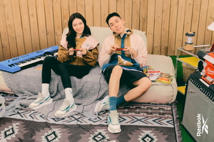 리복, 러닝 헤리티지와 현대적 감성 담은 ‘CL 레거시 아즈’ 출시…청하·로꼬 화보 공개