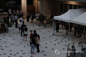 오후 9시 기준 코로나19 확진자 1천306명, 어제보다 176명↓…23일 1천400명대 예상