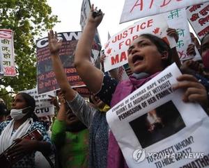 국회의원에게 성폭행 당한 여성 분신에 인도 또 &apos;발칵&apos;