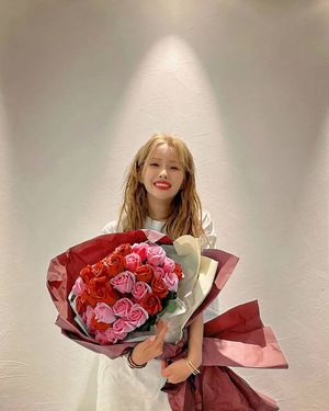 “네버랜드 사랑해”…전소연, 대형 꽃다발 들고 생일 기념→(여자)아이들 멤버들 축하 메시지 눈길